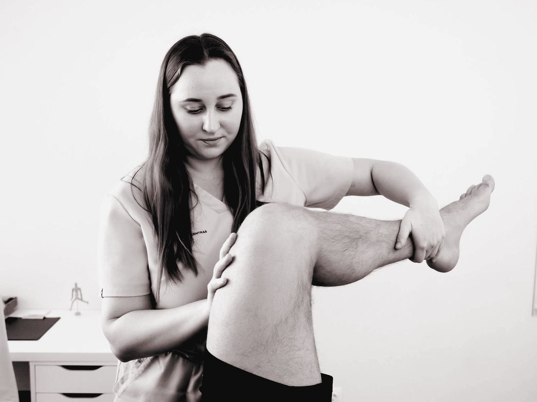 Clinician working hands-on on an athlete's knee